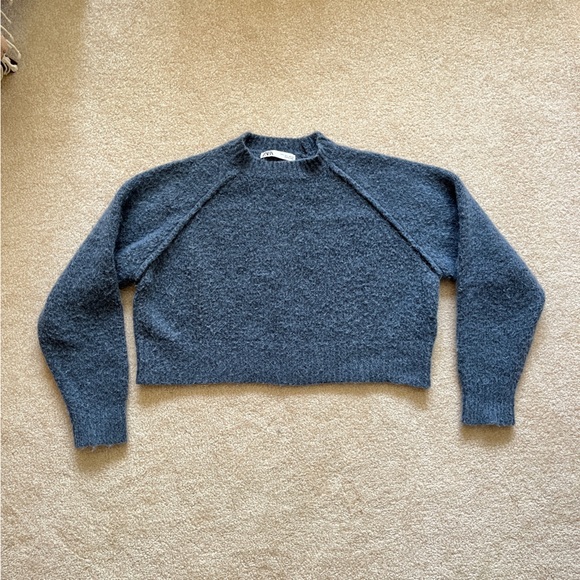 Boxy Oversized Cropped Blue Sweater from Zara, Size Large, warm and cozy - Picture 4 of 4